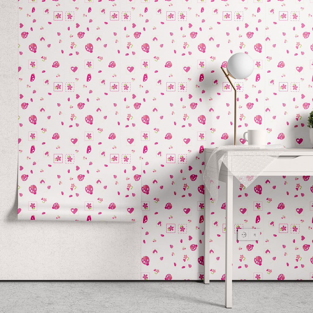 Papel de Parede Adesivo Menina Joaninha Flor