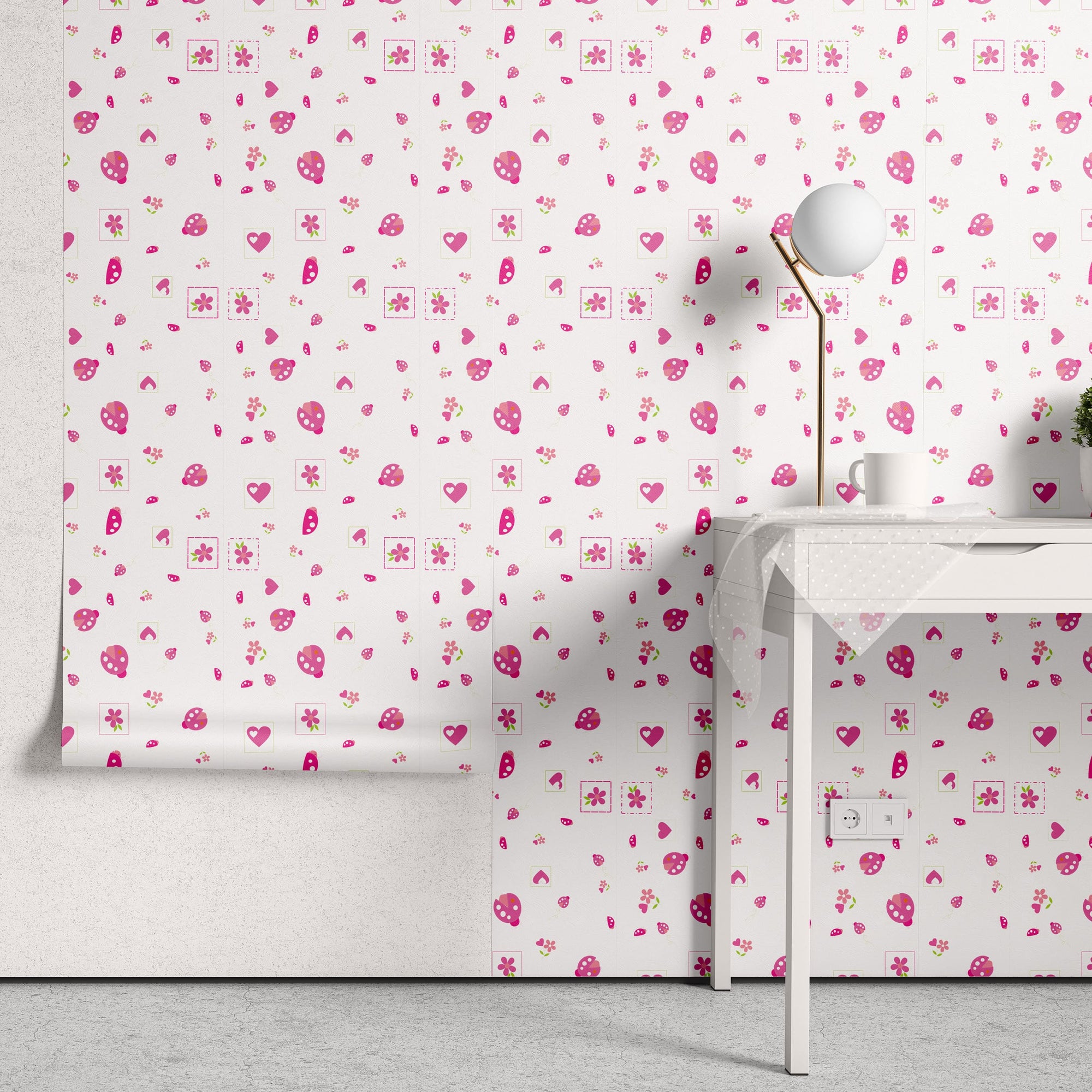 Papel de Parede Adesivo Menina Joaninha Flor